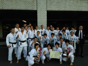 今年度より一般女子の部にも空手衣のヒロタ様より優勝カップをいただきました。ありがとうございました。