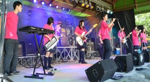 「軽音楽部 Ｂ！ＬＤ」が野外音楽祭に出場！ 多くの観客を前に、２曲披露しました 