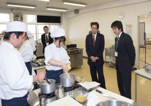 北橋市長　調理科実習見学