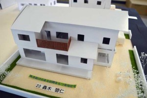 ― 吹き抜けのある居間をもつ専用住宅 ―