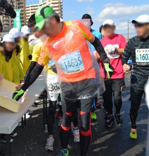 ランナーから次々手が伸びてくる！